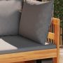 Kampinė sofa su tamsiai pilkomis pagalvėlėmis, akacijos masyvas