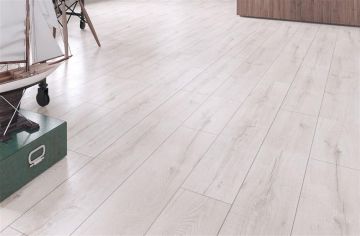 Laminuotos medienos plaušų grindys (D2052)